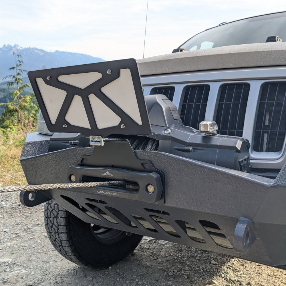 The Cascadia 4x4 Flipster V3 winch license plate mounting system close up shot showing a Warn synthetic winch line. 