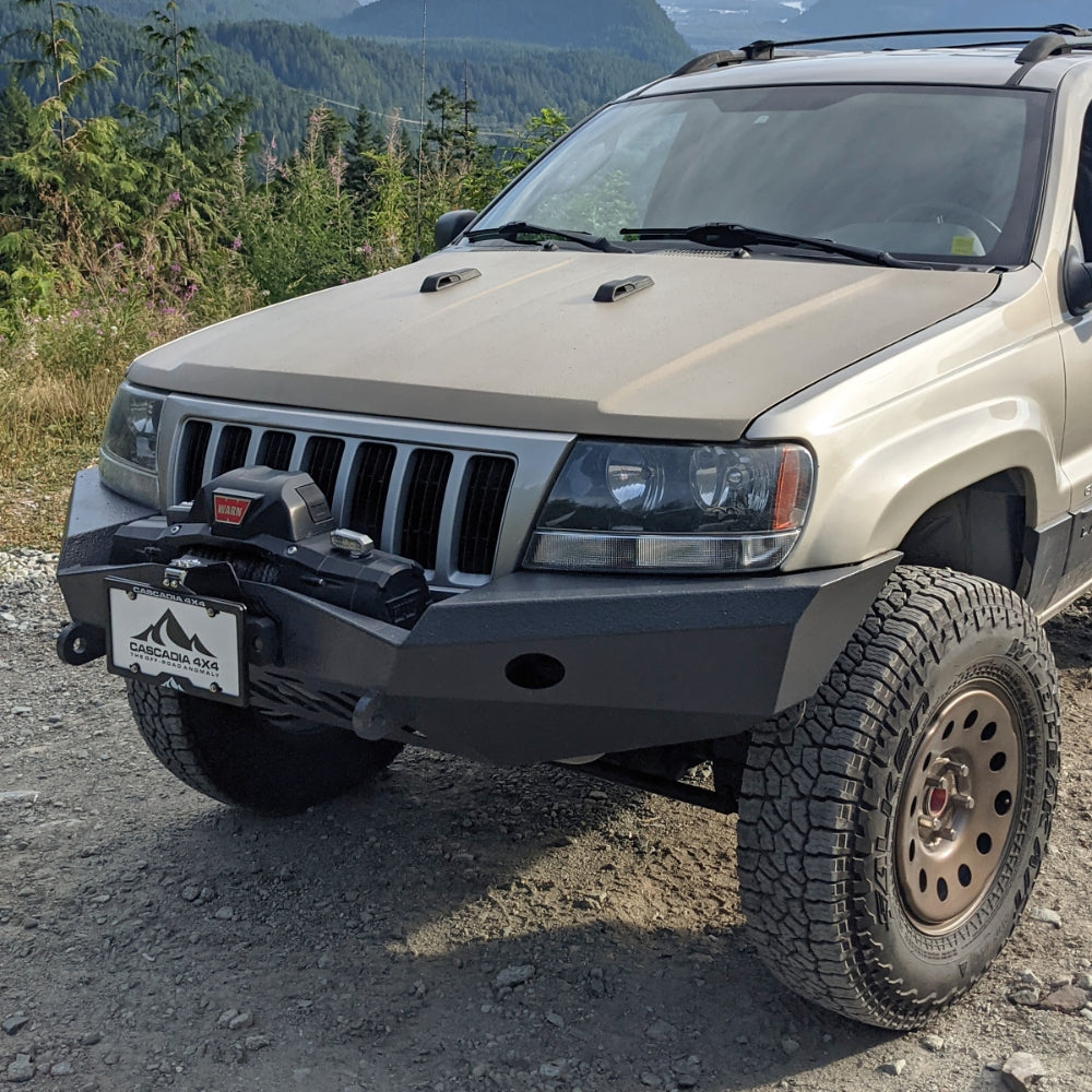 The Cascadia 4x4 Flipster V3 winch license plate mounting system on a Jeep WJ, with a Warn Zeon 10s Winch. 